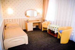 Отель Hotel Mon Senior Бердянск Двухместный номер с 2 отдельными кроватями и балконом-1