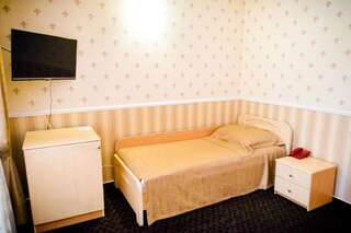 Отель Hotel Mon Senior Бердянск Двухместный номер с 2 отдельными кроватями и балконом-2