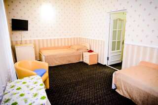 Отель Hotel Mon Senior Бердянск Двухместный номер с 2 отдельными кроватями и балконом-3