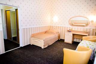 Отель Hotel Mon Senior Бердянск Двухместный номер с 2 отдельными кроватями и балконом-4
