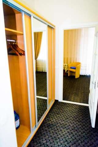 Отель Hotel Mon Senior Бердянск Двухместный номер с 2 отдельными кроватями и балконом-5
