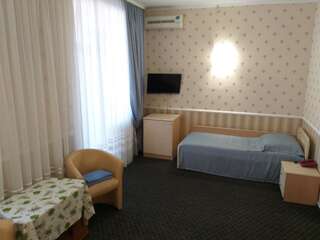Отель Hotel Mon Senior Бердянск Улучшенный двухместный номер с 2 отдельными кроватями-2