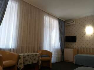 Отель Hotel Mon Senior Бердянск Улучшенный двухместный номер с 2 отдельными кроватями-3