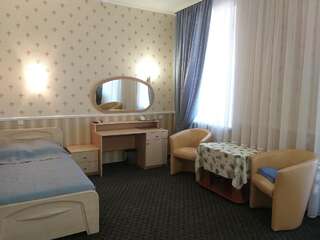 Отель Hotel Mon Senior Бердянск Улучшенный двухместный номер с 2 отдельными кроватями-4